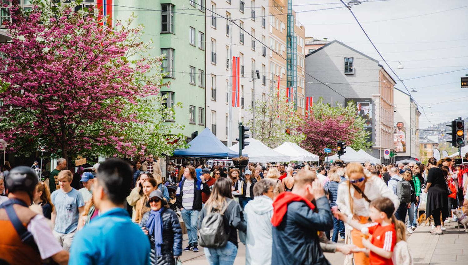 Mennesker som går oppover Bogstadveien