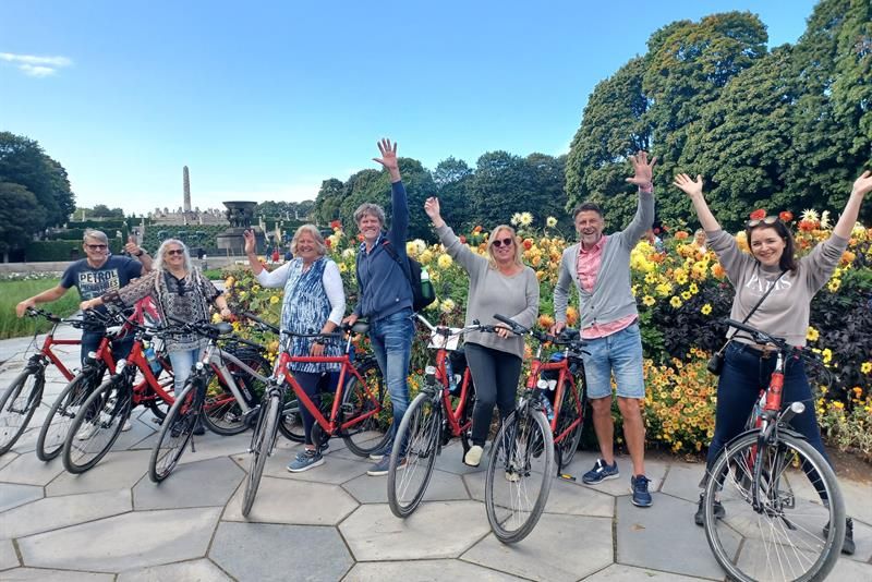 People with bikes in the Vigeland Sculpture Park.