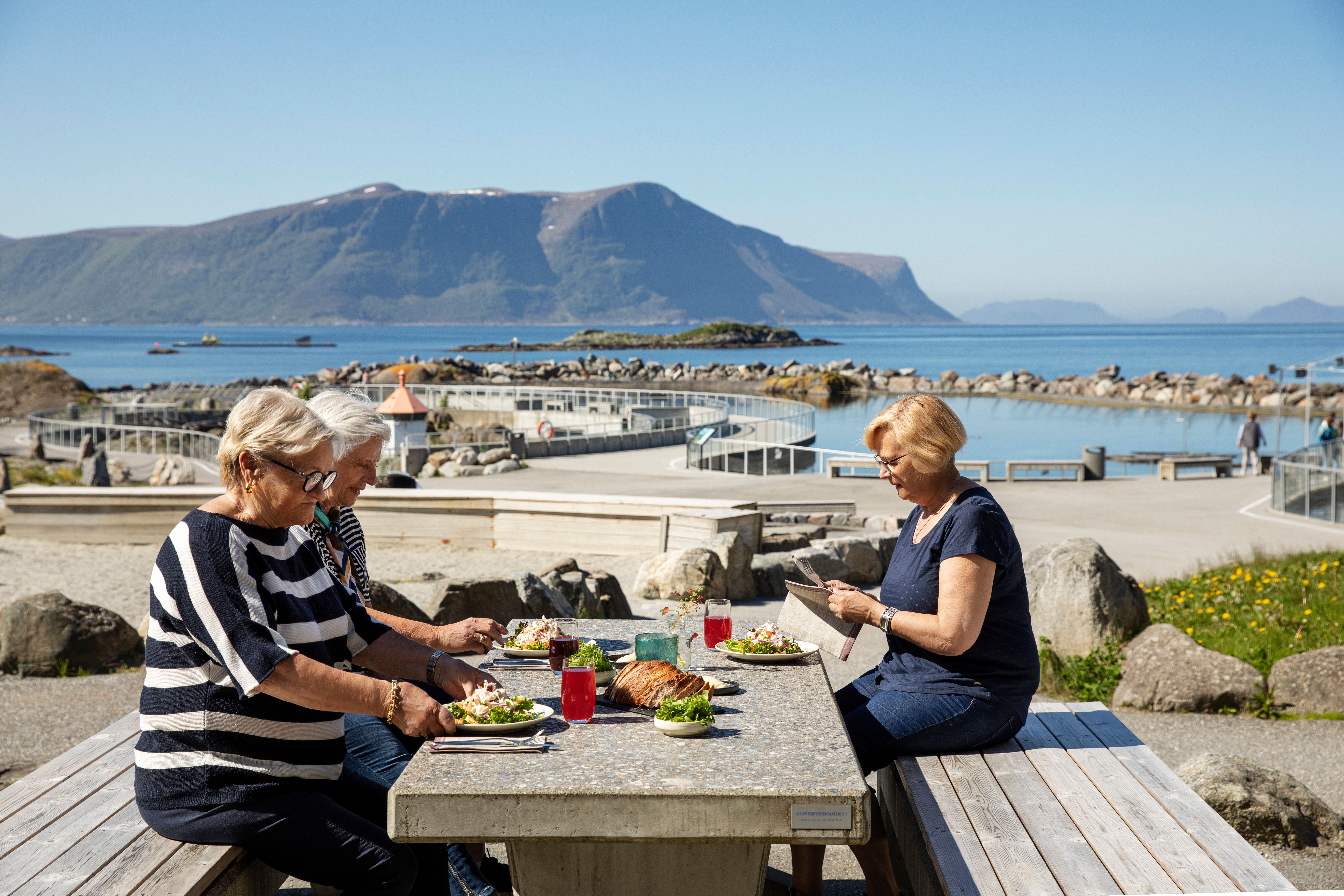 Nyt et måltid i våre uteområder sammen med fantastisk utsikt mot havet