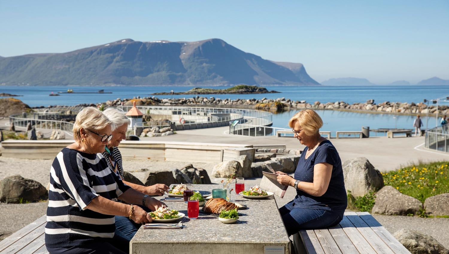 Nyt et måltid i våre uteområder sammen med fantastisk utsikt mot havet