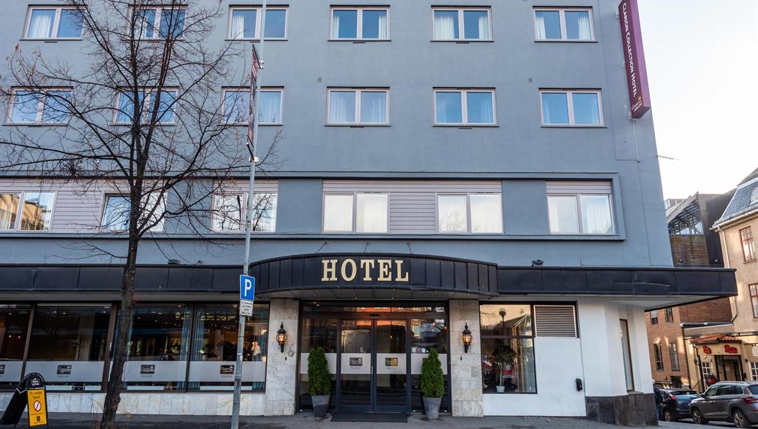 Home Hotel Astoria inngang. Hotellfasade sett fra gaten.