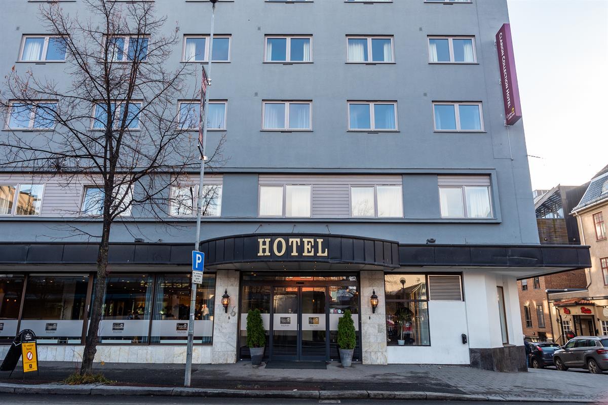 Hotel facade seen from the street.