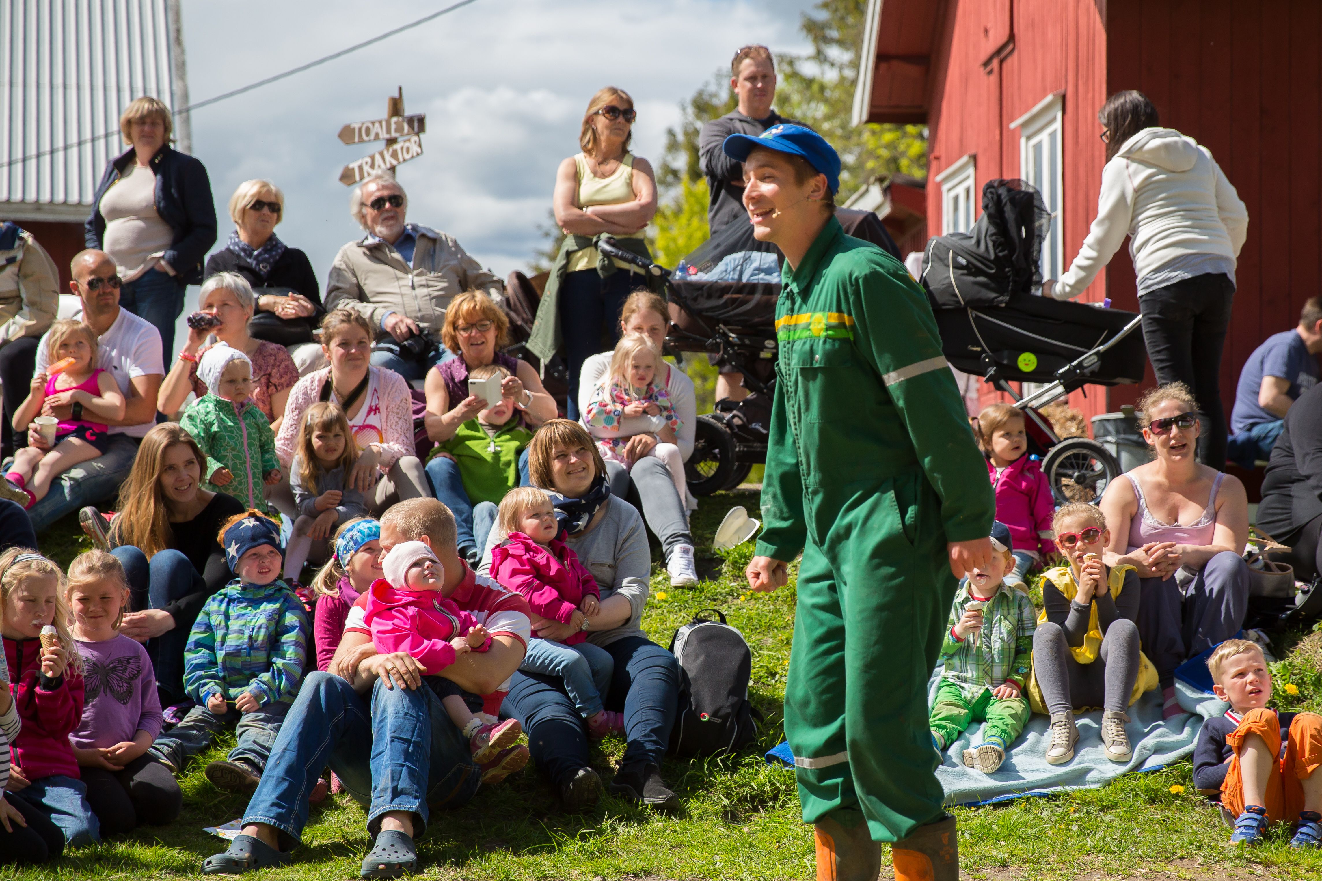 Buggegården performance with many children watching