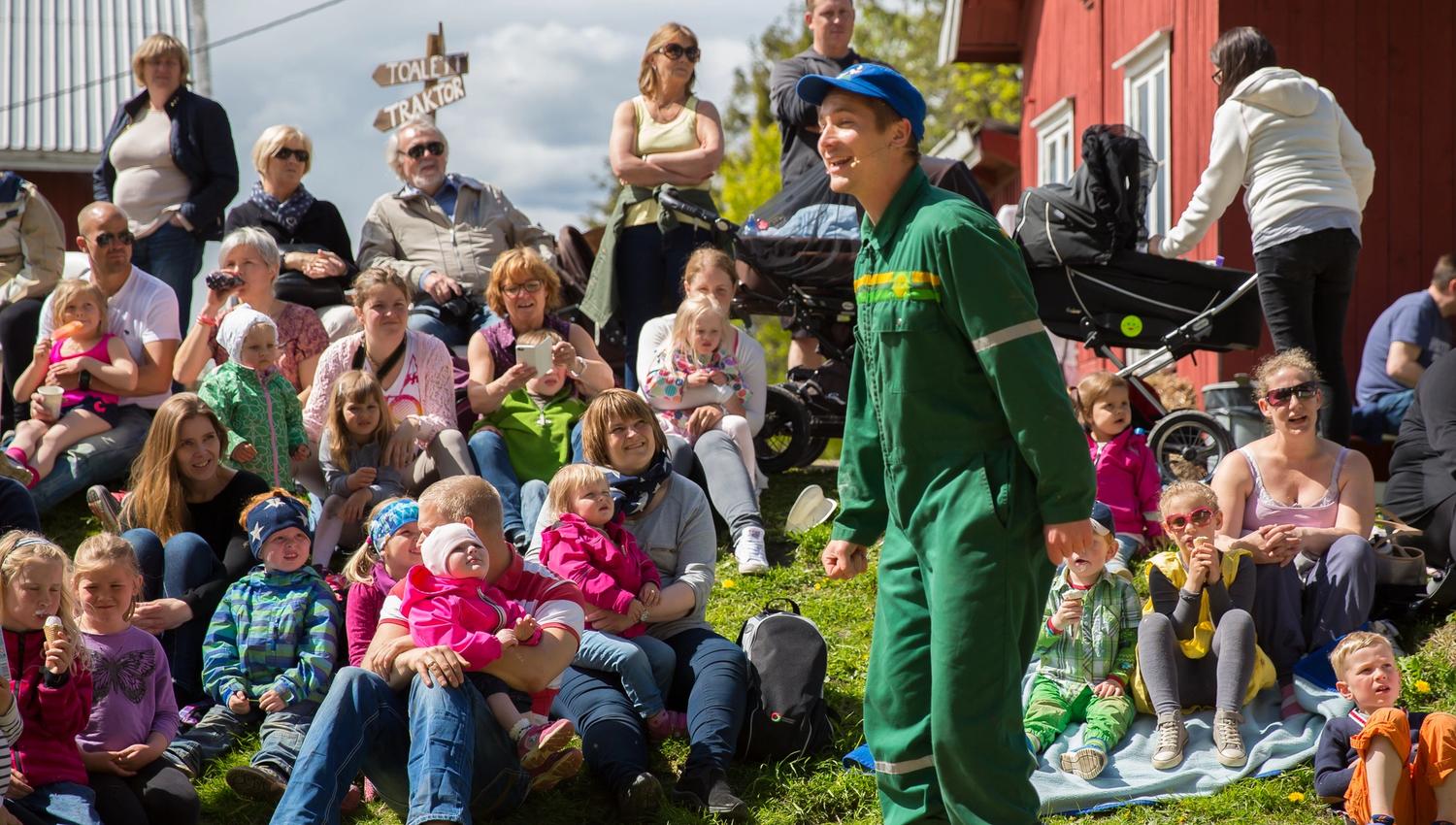 Buggegården performance with many children watching