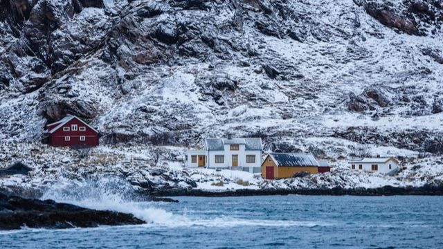 Houses besides the coast