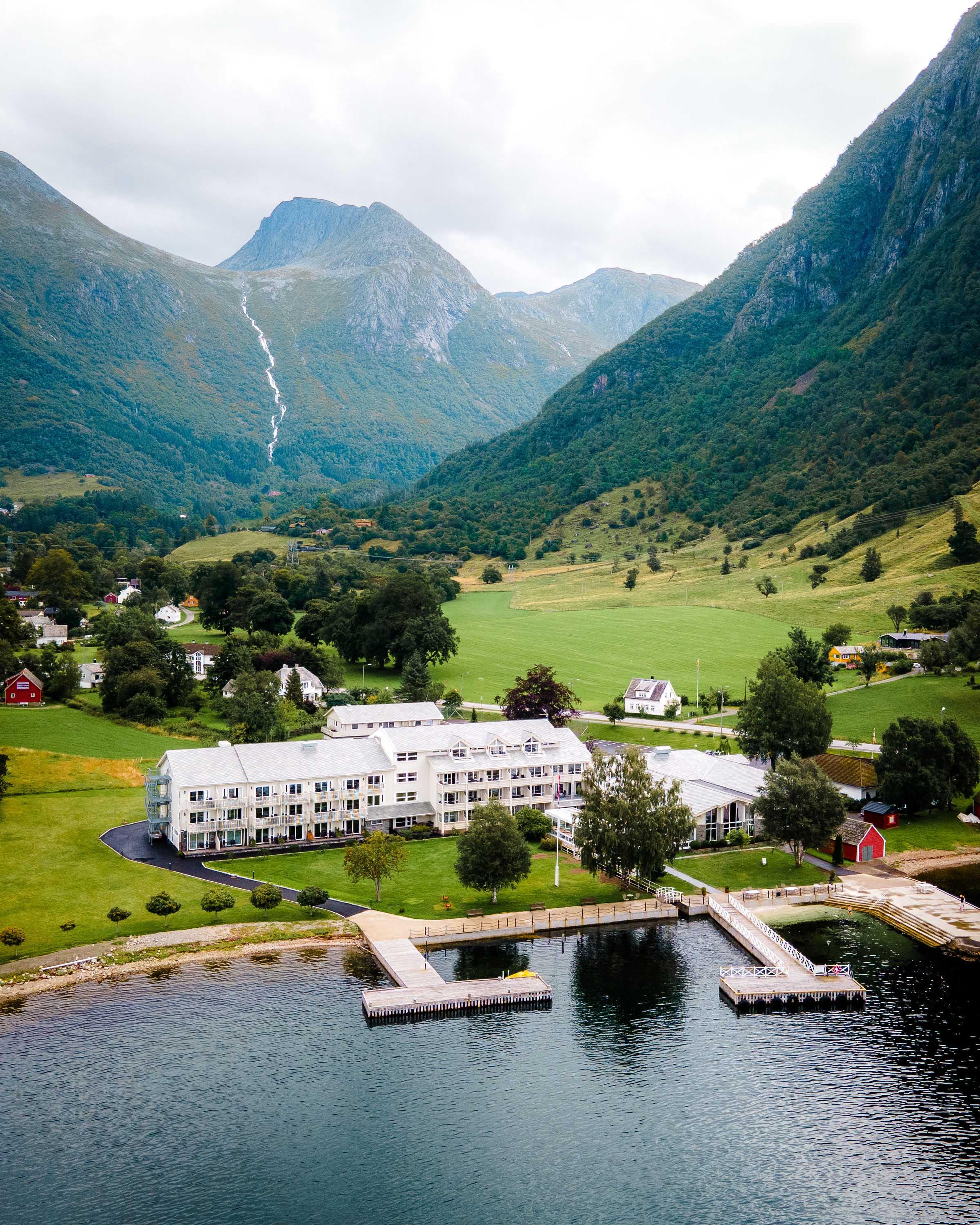 Rosendal Fjordhotel med vakker utsikt mot fjord og fjell i Hardanger.