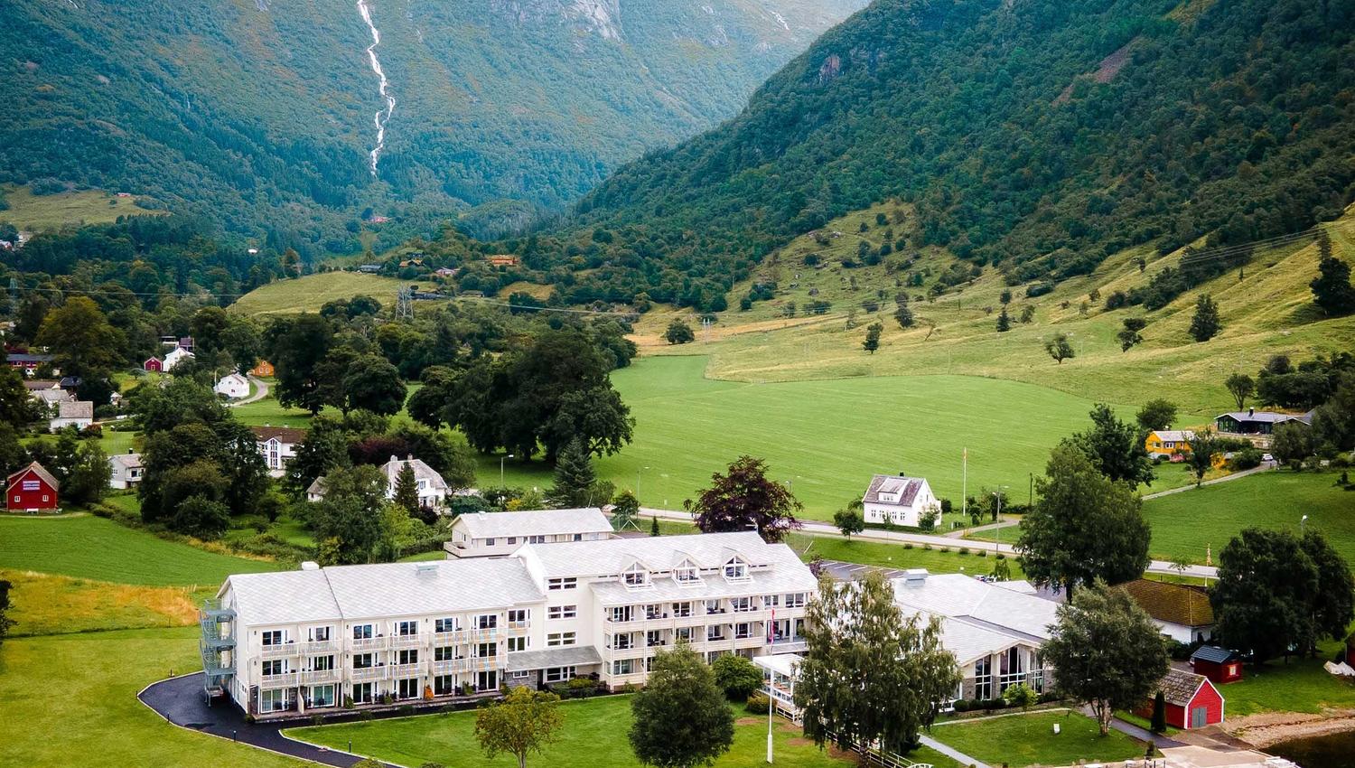 Rosendal Fjordhotel med vakker utsikt mot fjord og fjell i Hardanger.