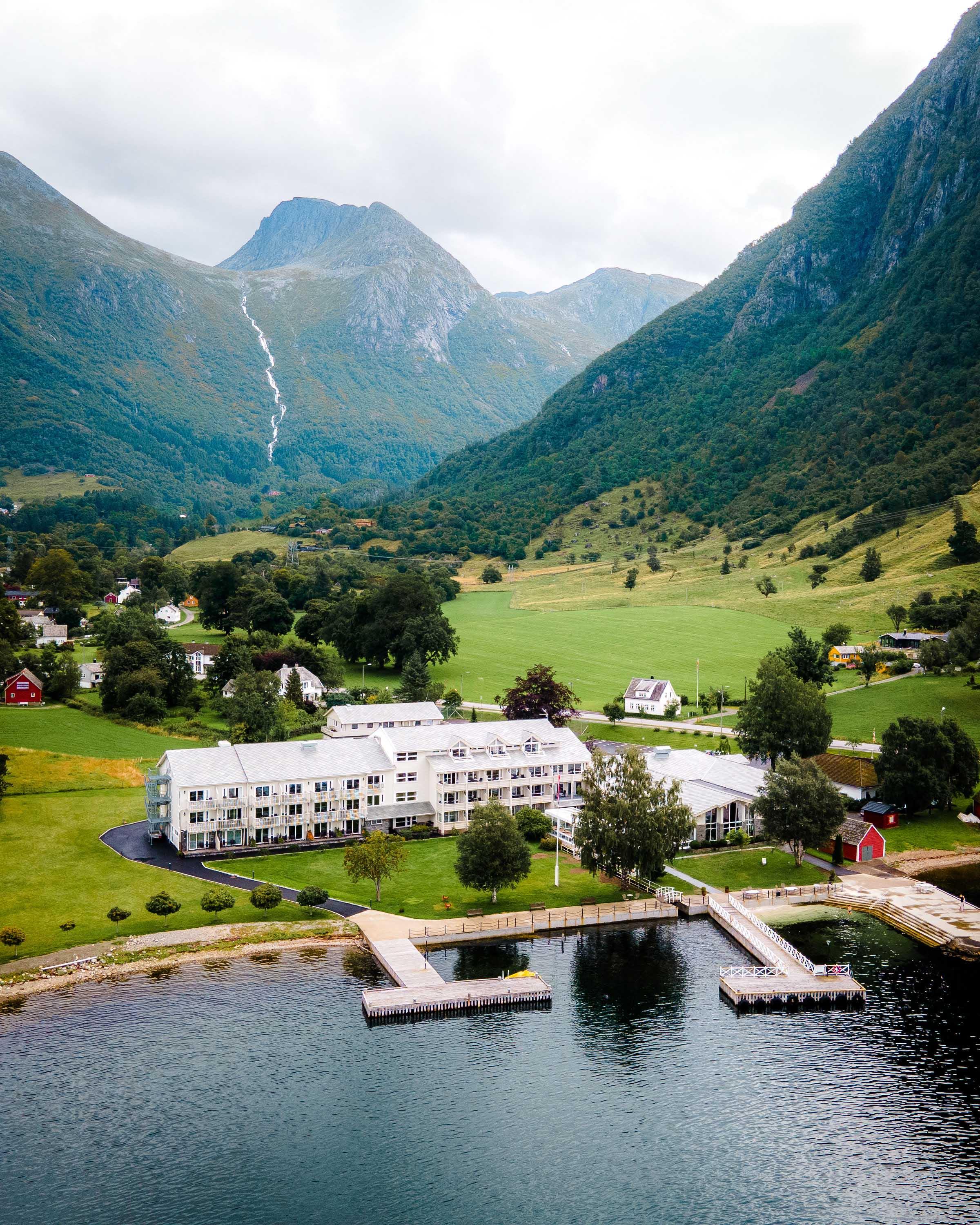 Rosendal Fjordhotel med vakker utsikt mot fjord og fjell i Hardanger.
