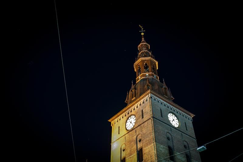tårnet til oslo domkirke i natten