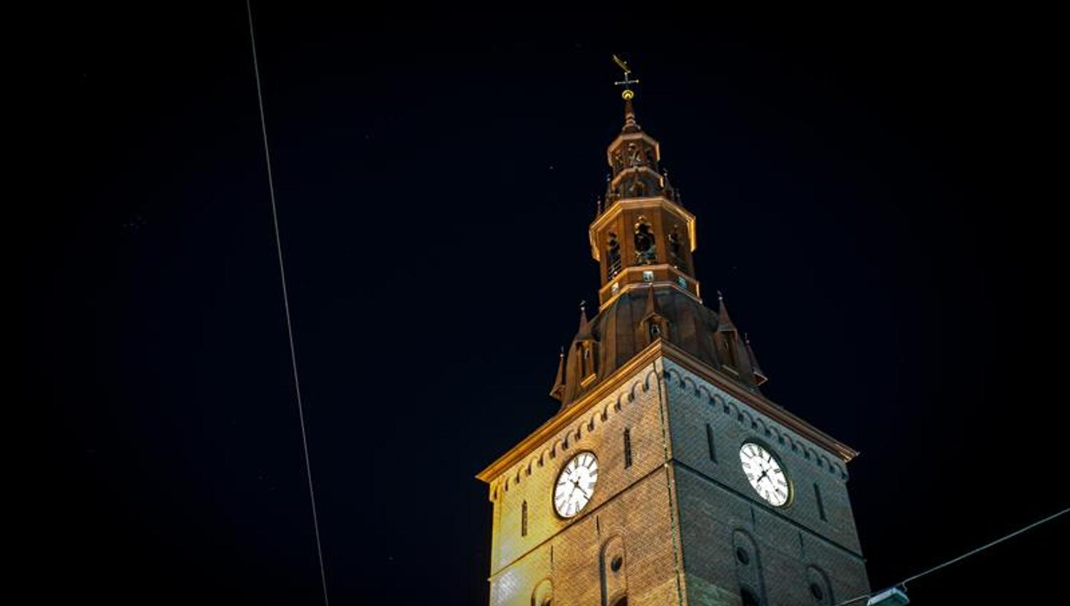 tårnet til oslo domkirke i natten
