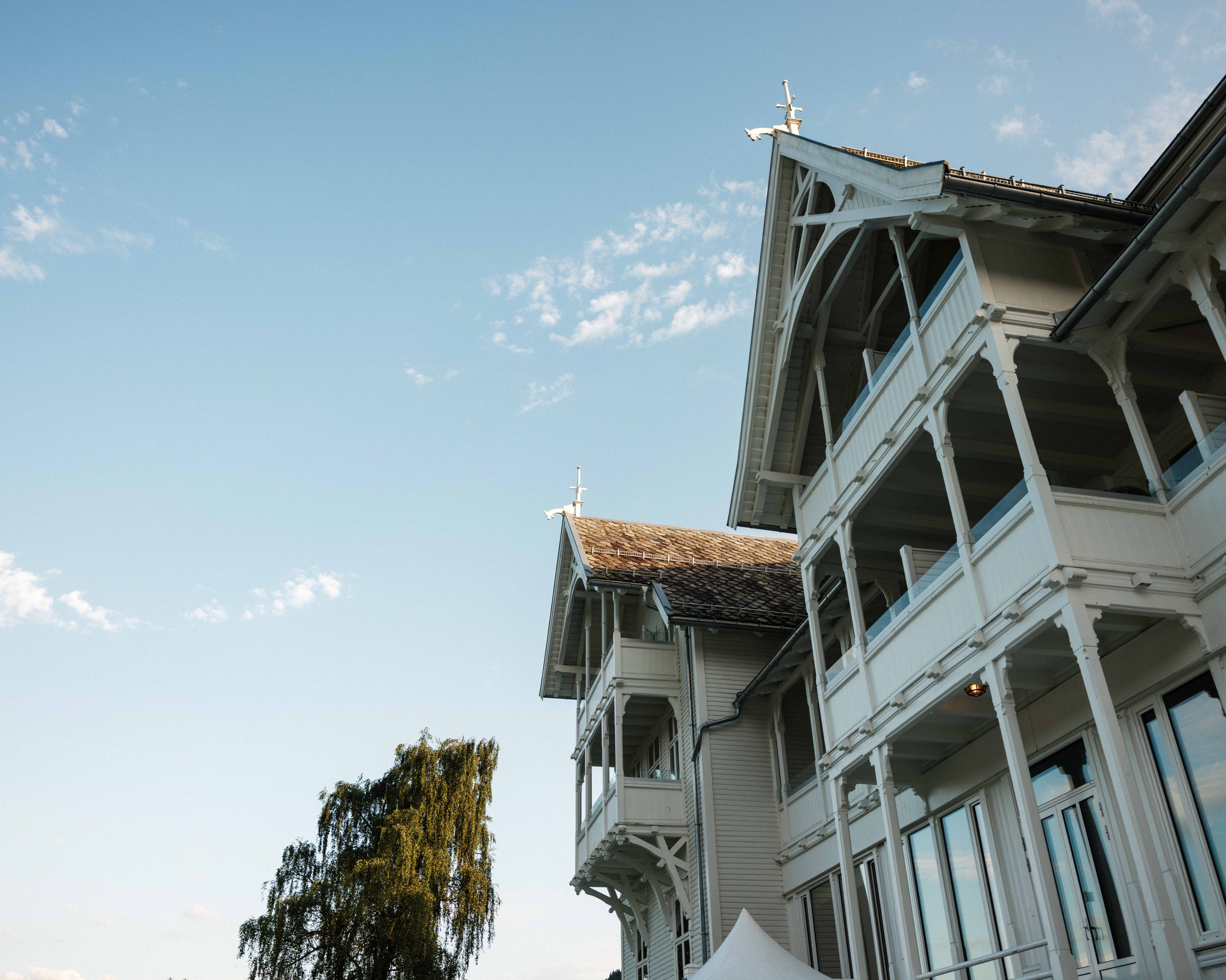 Fasaden på Thon Hotel Sandven i Norheimsund – eit historisk sveitserhotell med utsyn mot Hardangerfjorden.