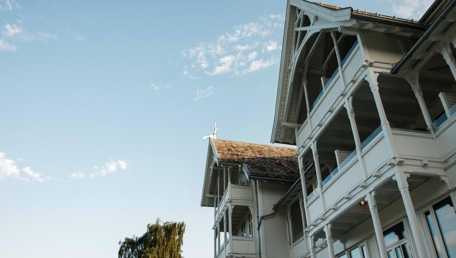 Fasaden på Thon Hotel Sandven i Norheimsund – eit historisk sveitserhotell med utsyn mot Hardangerfjorden.