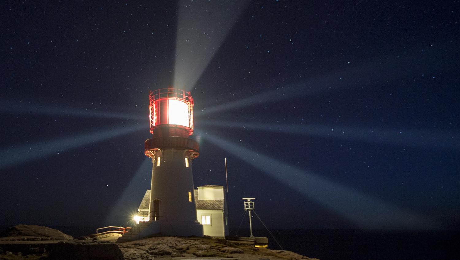 Lindesnes fyrtårn med lykt på natta