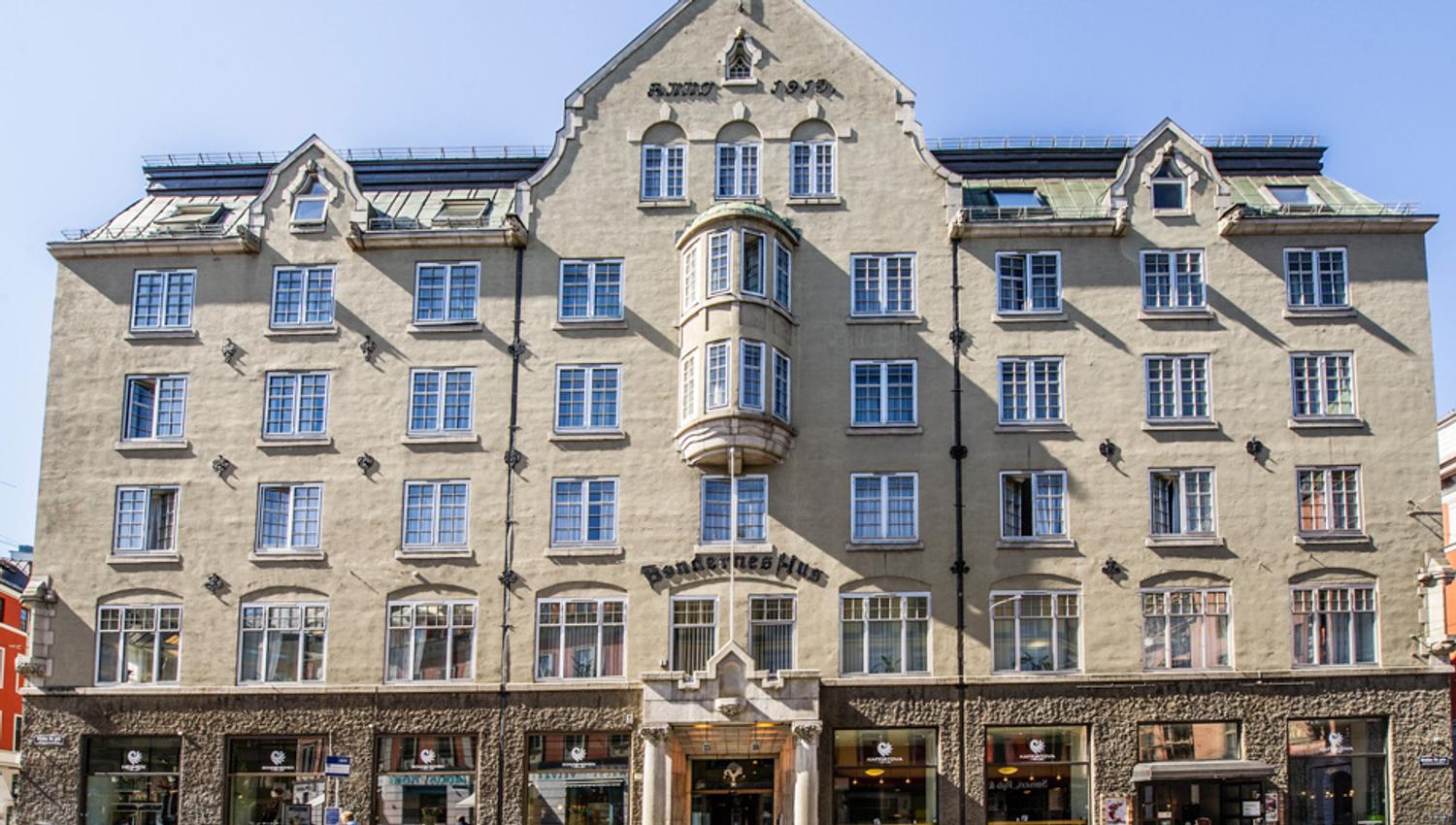 Street view and entrance Hotell Bondeheimen, Oslo. 19th century architecture. Photo