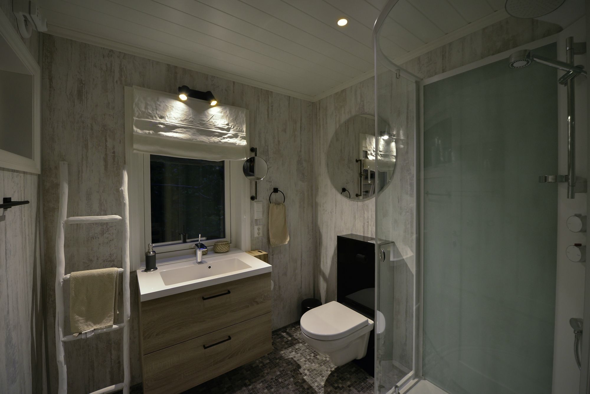 Moderne bad med stilreine detaljar i Hardanger Panorama Lodge.