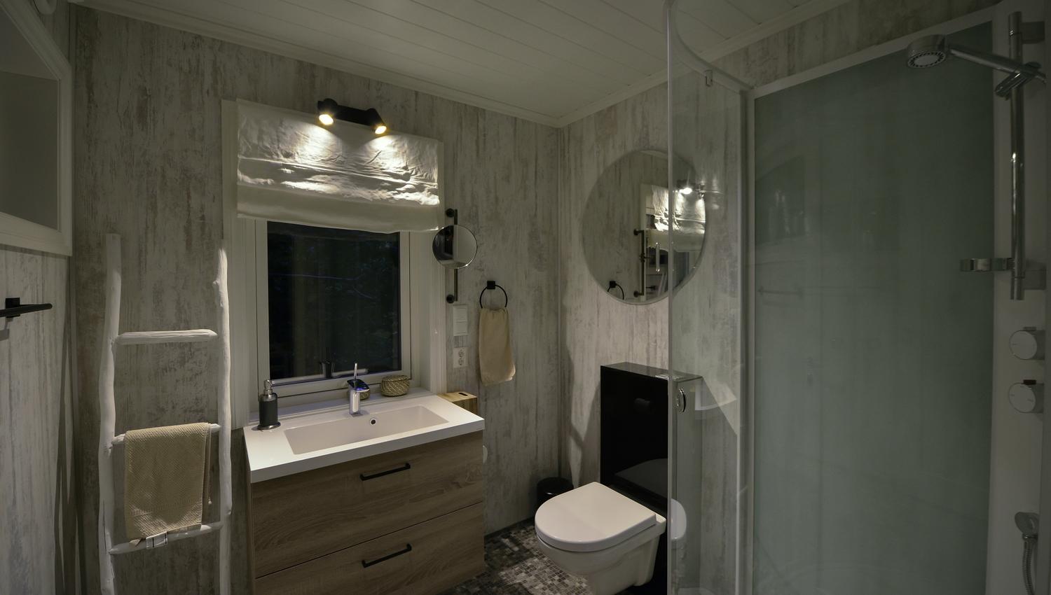 Moderne bad med stilreine detaljar i Hardanger Panorama Lodge.
