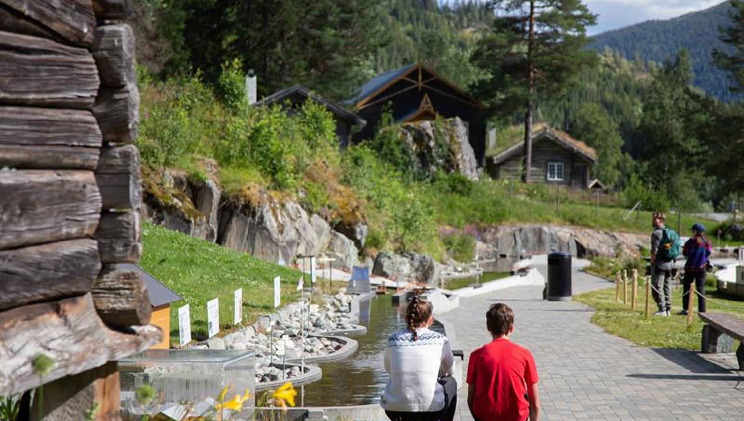 Sommardag i Kanalparken ved Vest-Telemark museum Eidsborg.