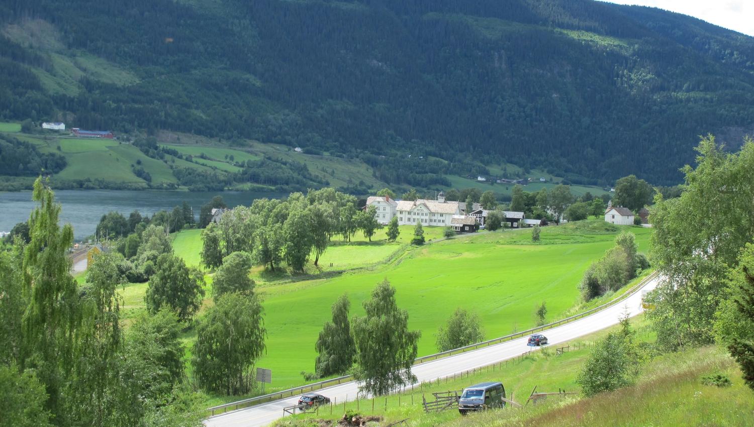 Oversiktsbilde mot Dale-Gudbrands Gard