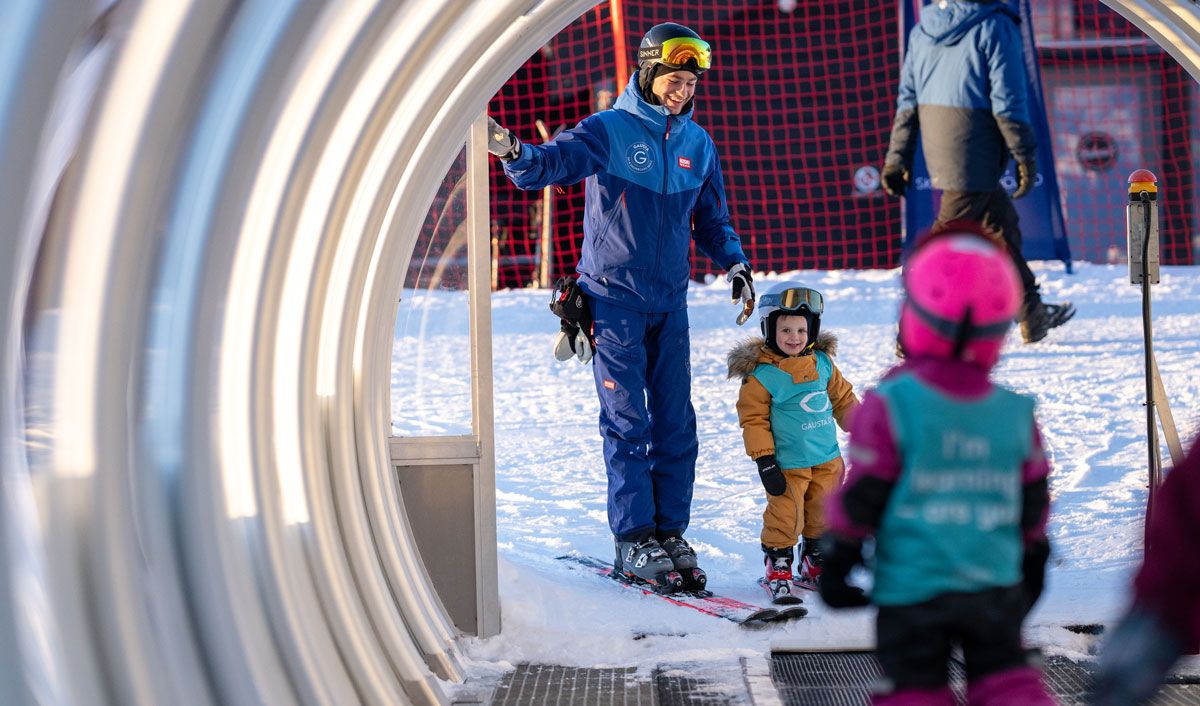 mor og barn i skiheis på Gausta skisenter