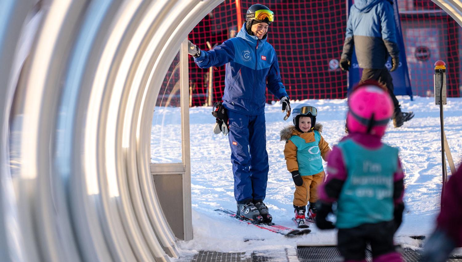 mor og barn i skiheis på Gausta skisenter