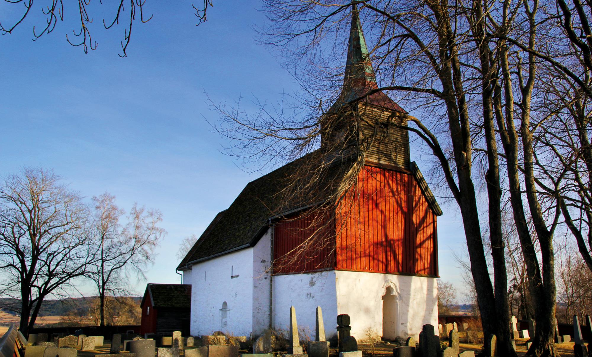 Hhustad Kirke - middelalderkirke langs Den Gyldne Omvei i Inderøy