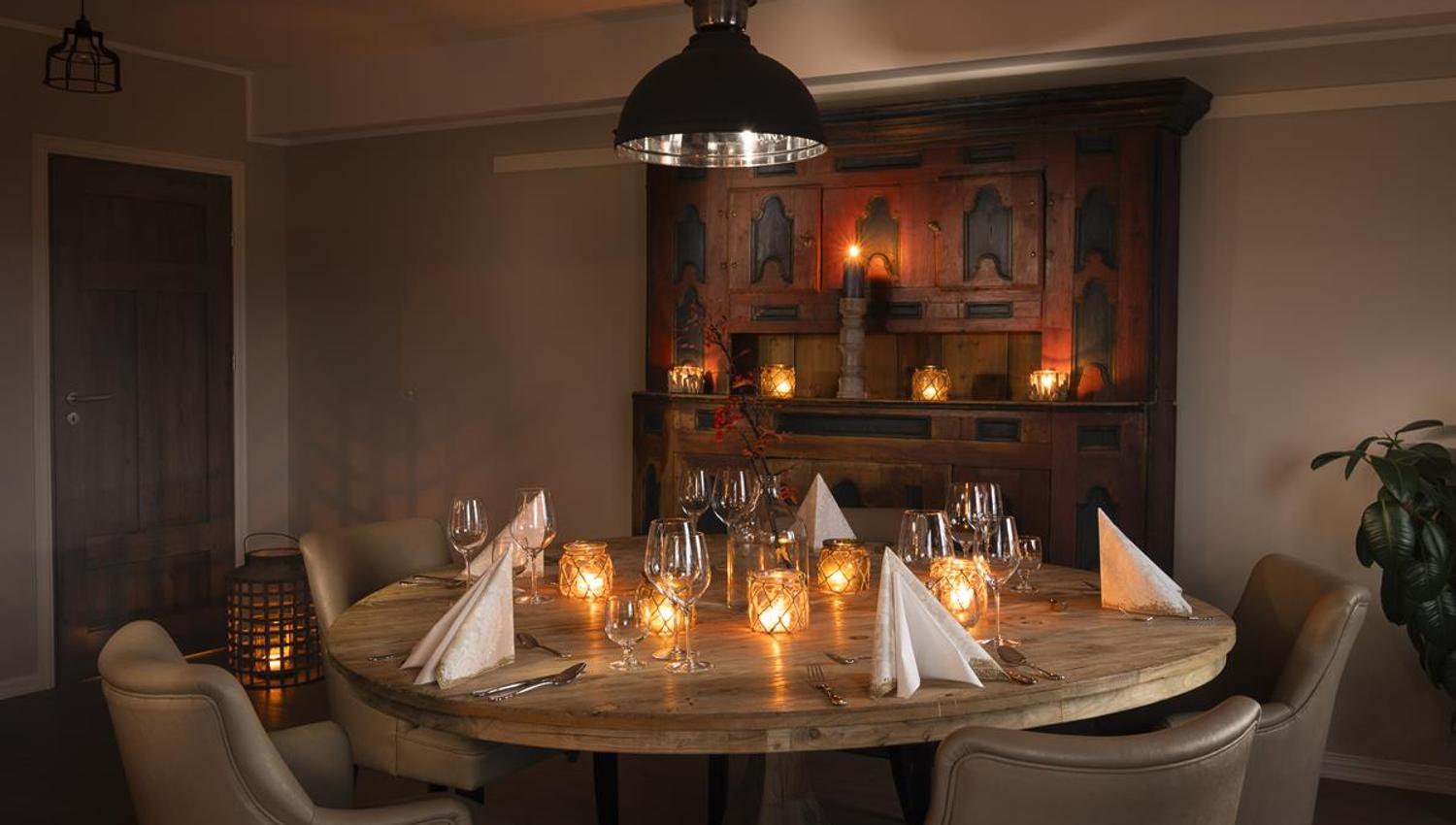 Koselig dekket bord på Skåbu Fjellhotell Restaurant