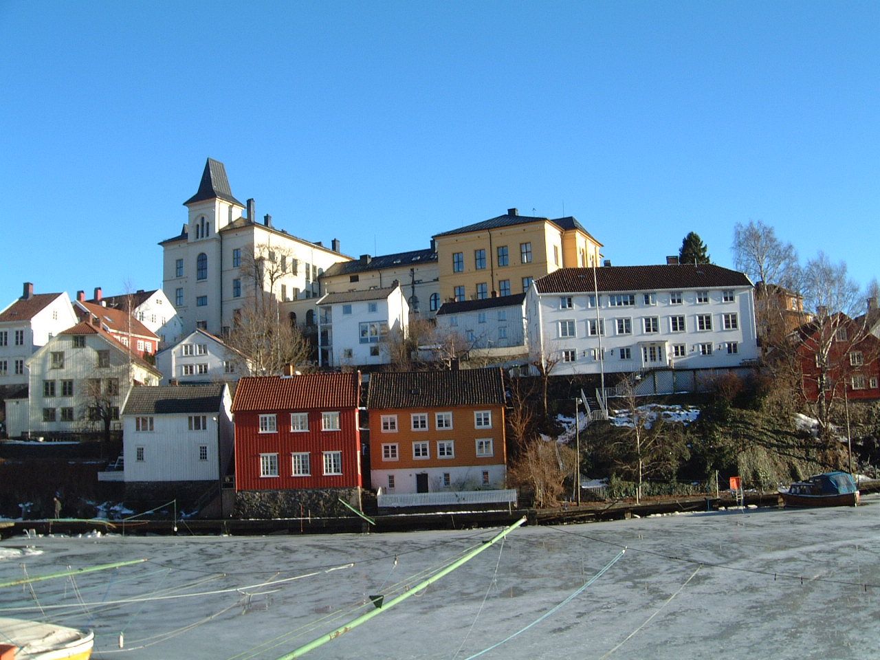 Tyholmen Arendals gamle bydel med hus i mange farger.