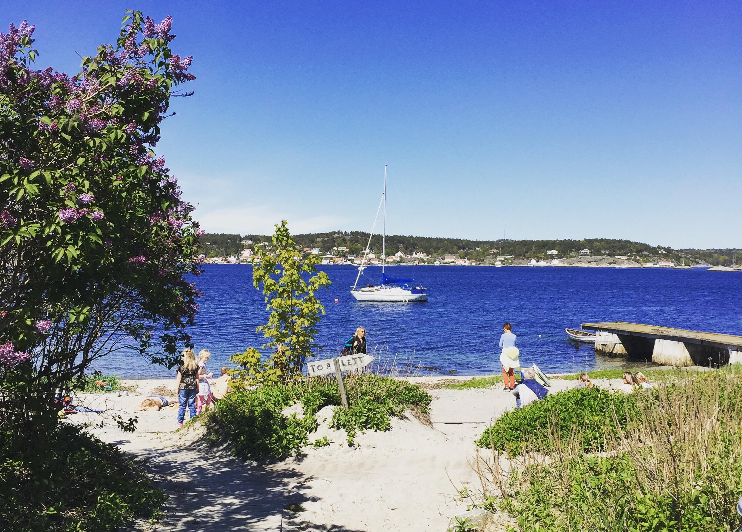 Stranden foran Merdø Kafé