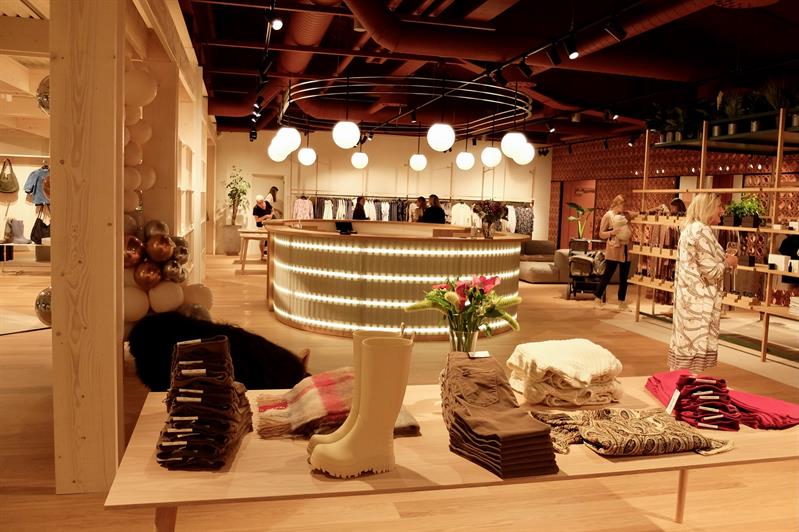 Butikklokale med bukser, gensere og disk