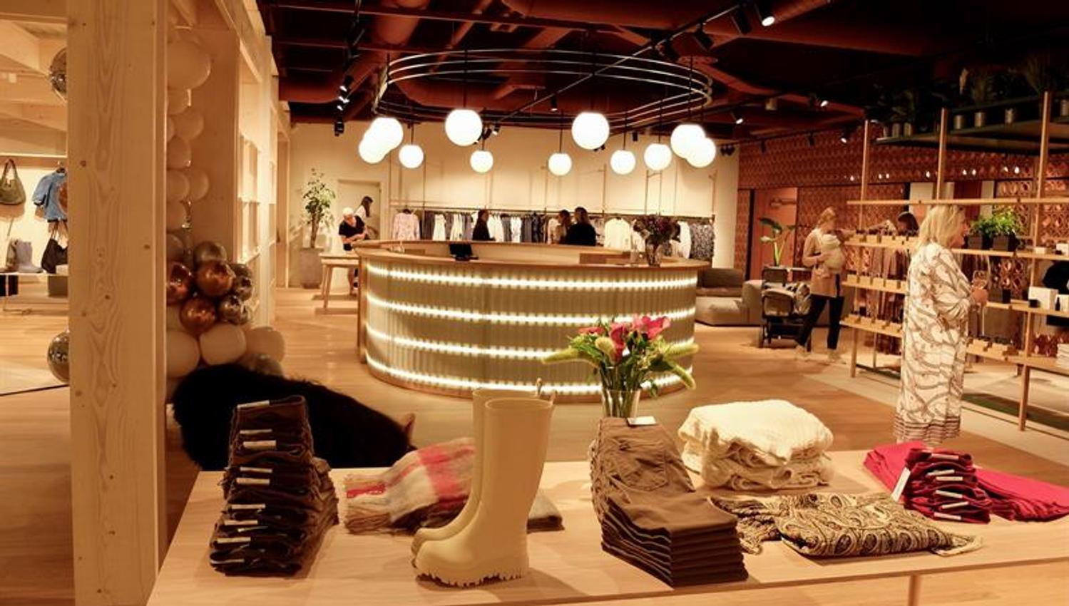 Butikklokale med bukser, gensere og disk