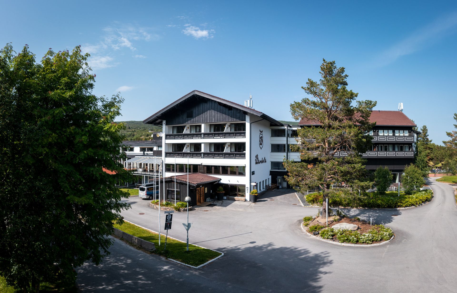 Utebilde av Bardøla høyfjellshotell om sommeren