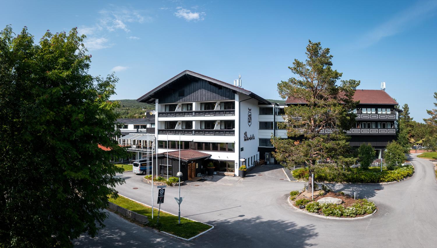 Utebilde av Bardøla høyfjellshotell om sommeren