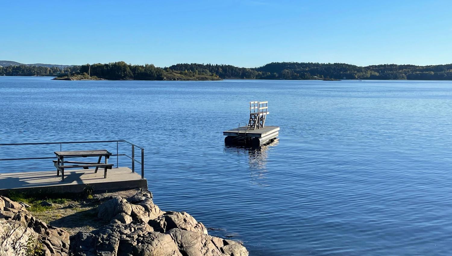 Sarbuvollen - svaberg og sjø