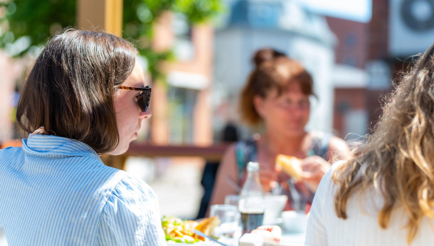 Damene nyter livet ute i solen på Villa Welhaven i Mysen