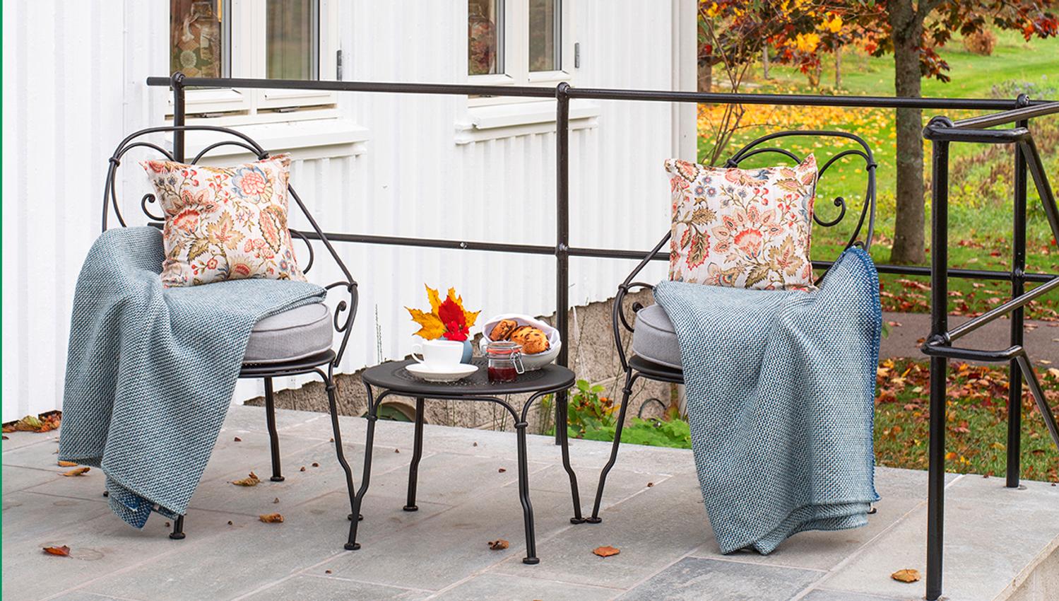 Stoler med pledd ute