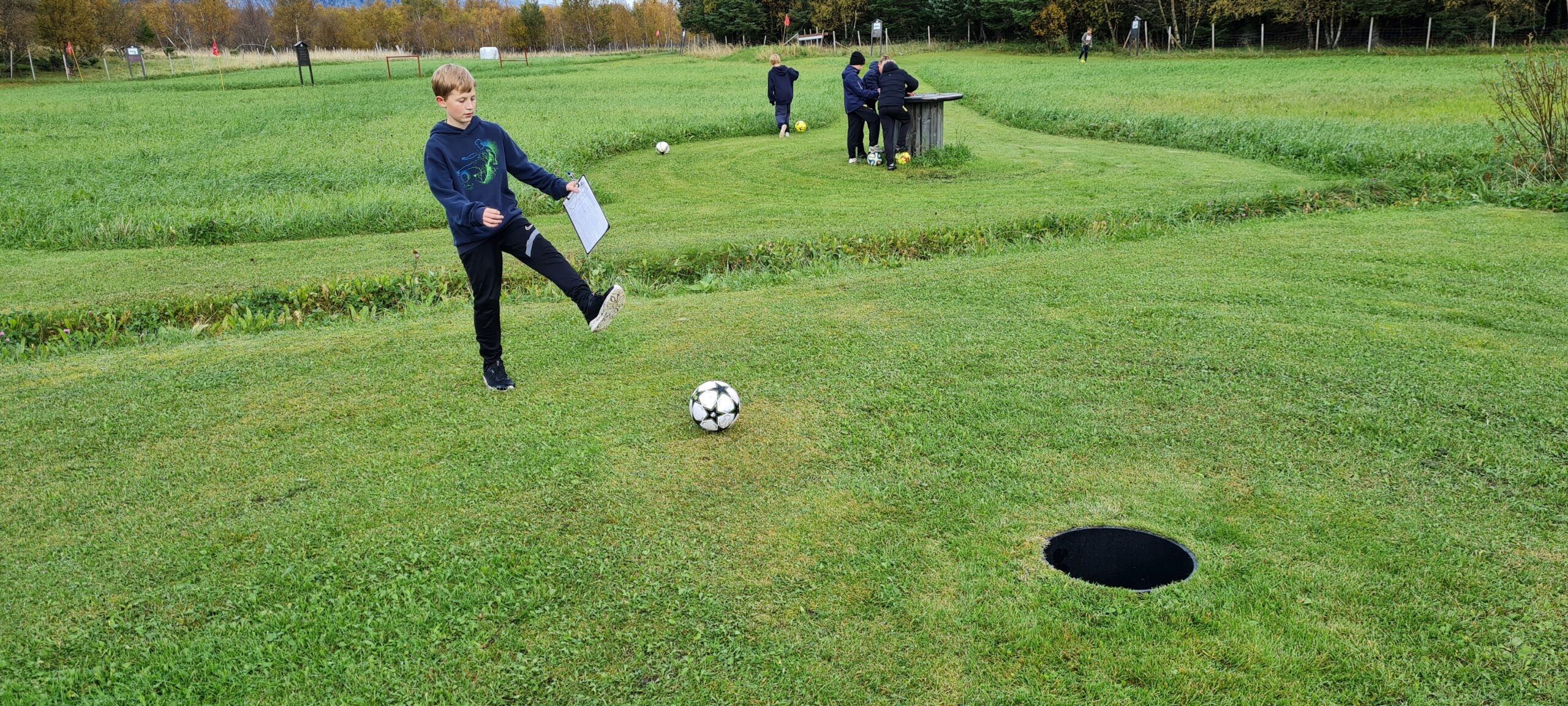 Gutt som spiller fotballgolf