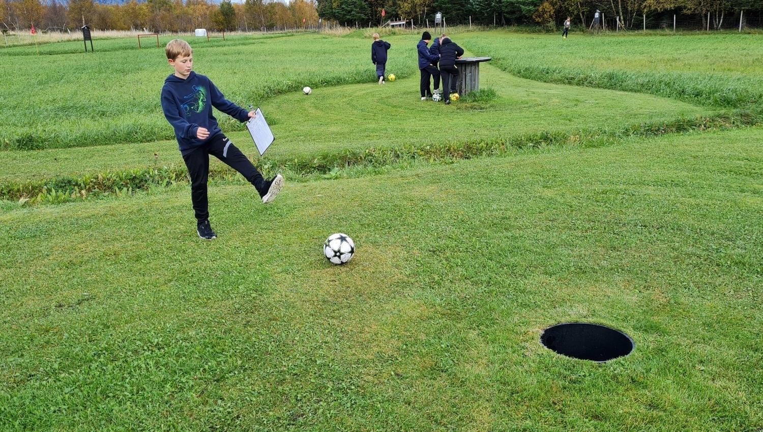 Gutt som spiller fotballgolf