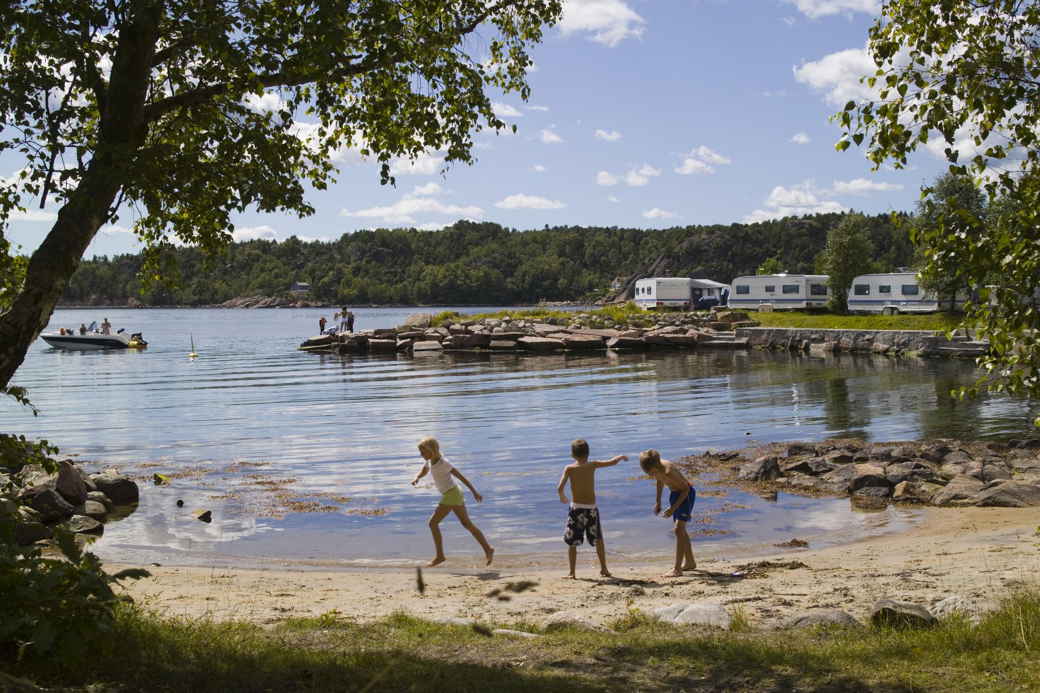 Barn som leker på stranden