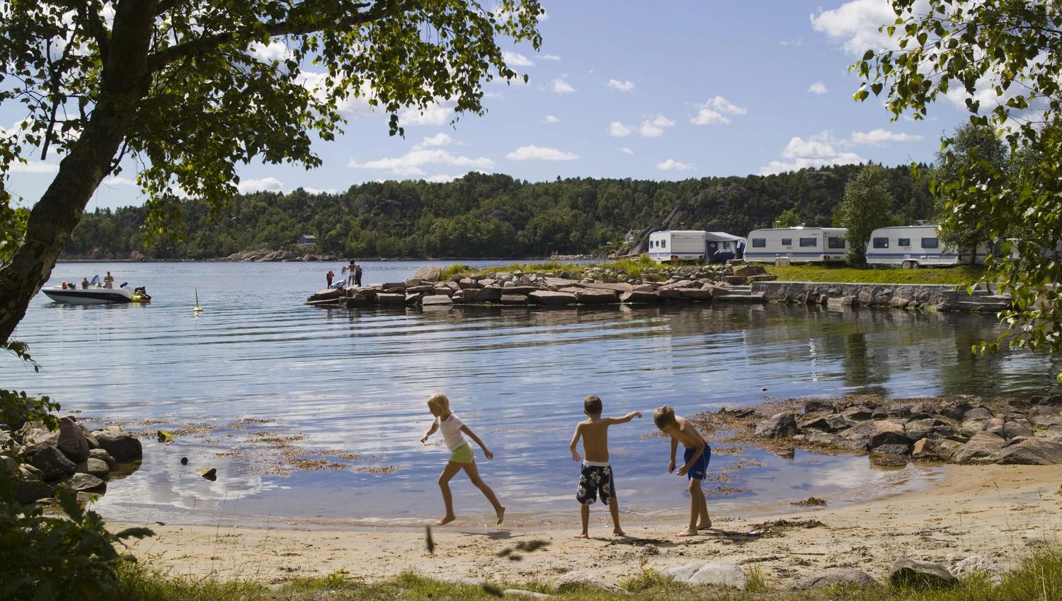 Barn som leker på stranden