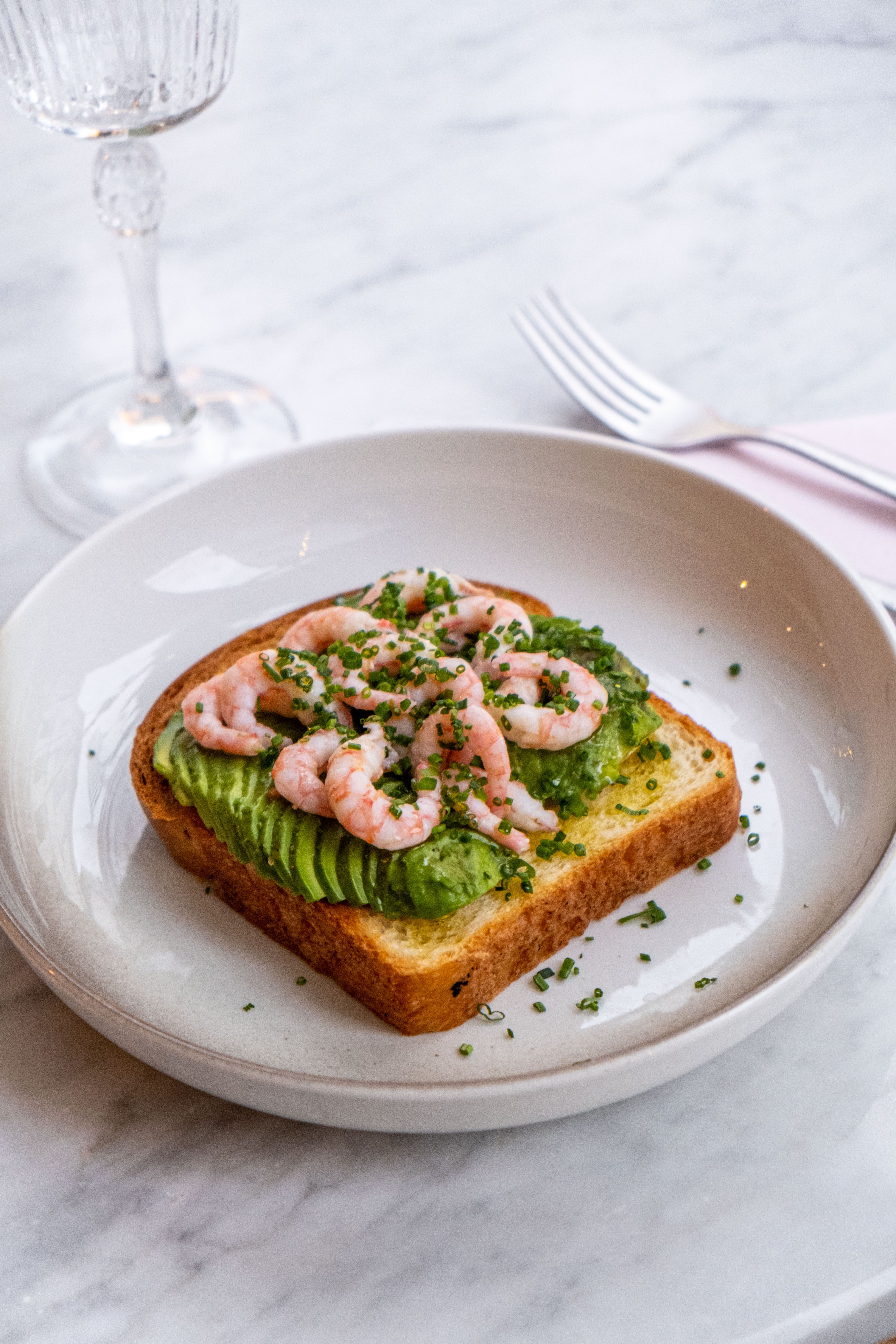 Grilled brioche with avocado and Sirevåg prawns
