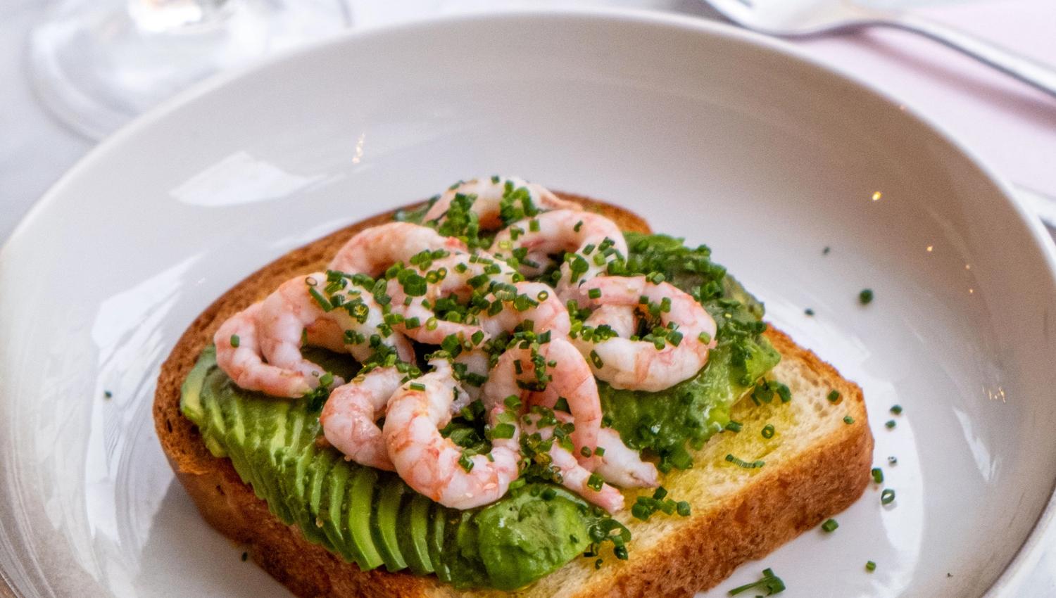 Grilled brioche with avocado and Sirevåg prawns