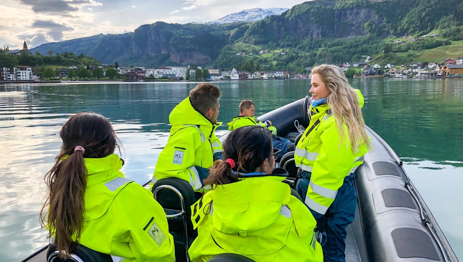 Turistar nyt den vakre utsikta over Norheimsund og Hardangerfjorden frå RIB-båten.
