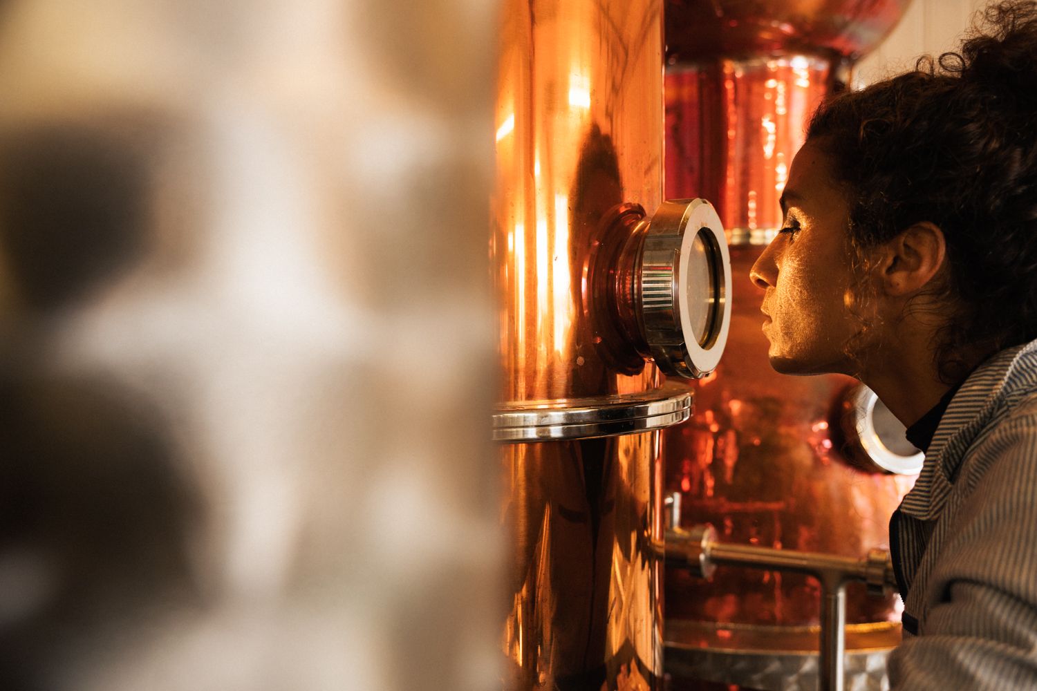 Produksjon av sider i koparkjelar hos Edel Sider i Hardanger.