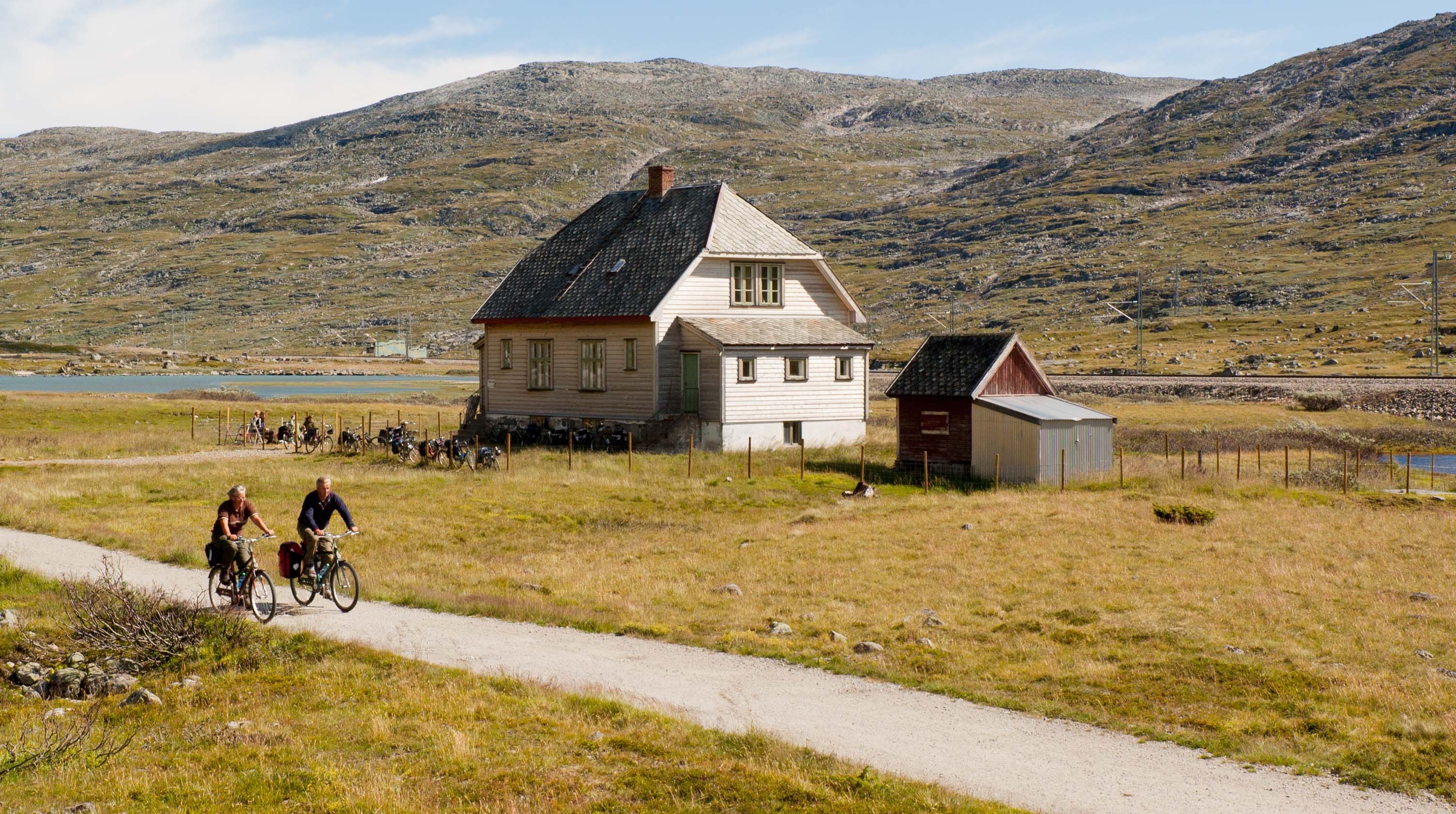 Oksebotn Vokterbolig II, cyclists on Rallarveien