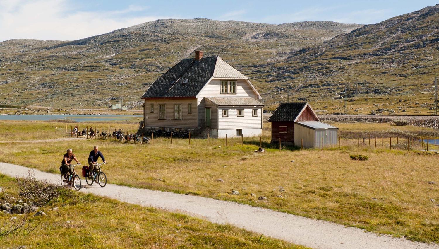 Oksebotn Vokterbolig II, cyclists on Rallarveien