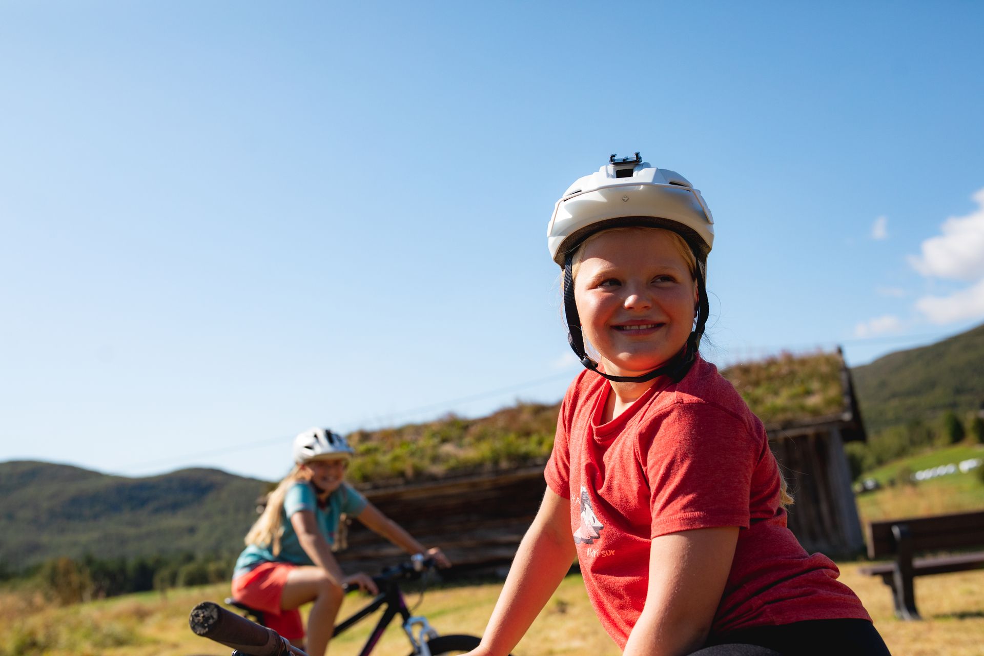 Et fornøyd med sykling barn
