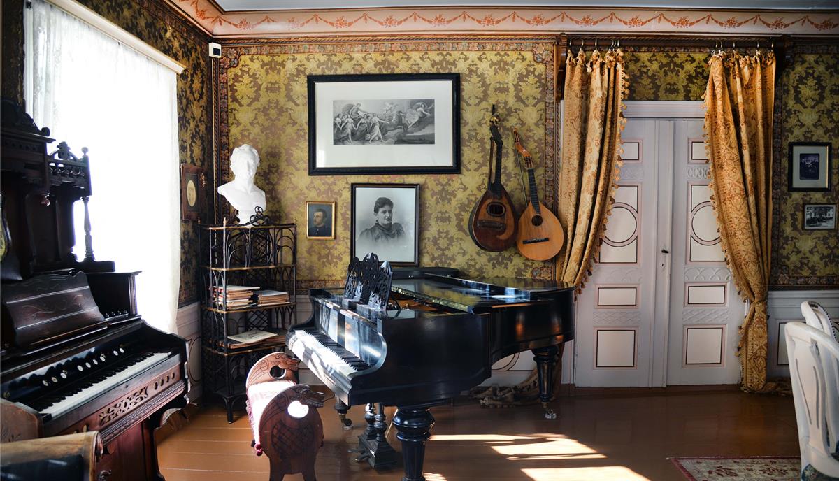 GJØViK GÅRD musikkstuen