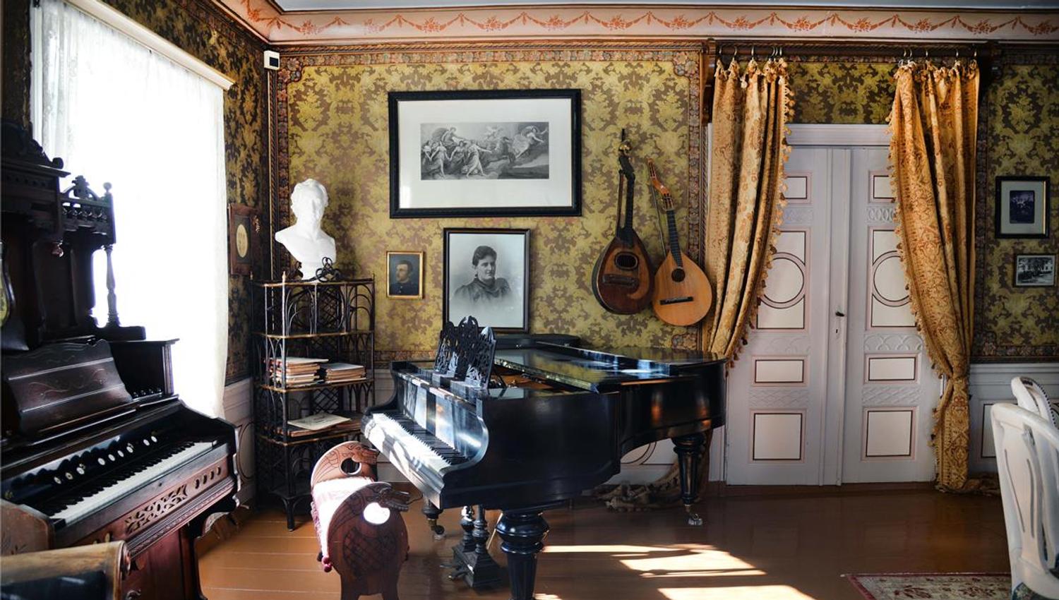 GJØViK GÅRD musikkstuen
