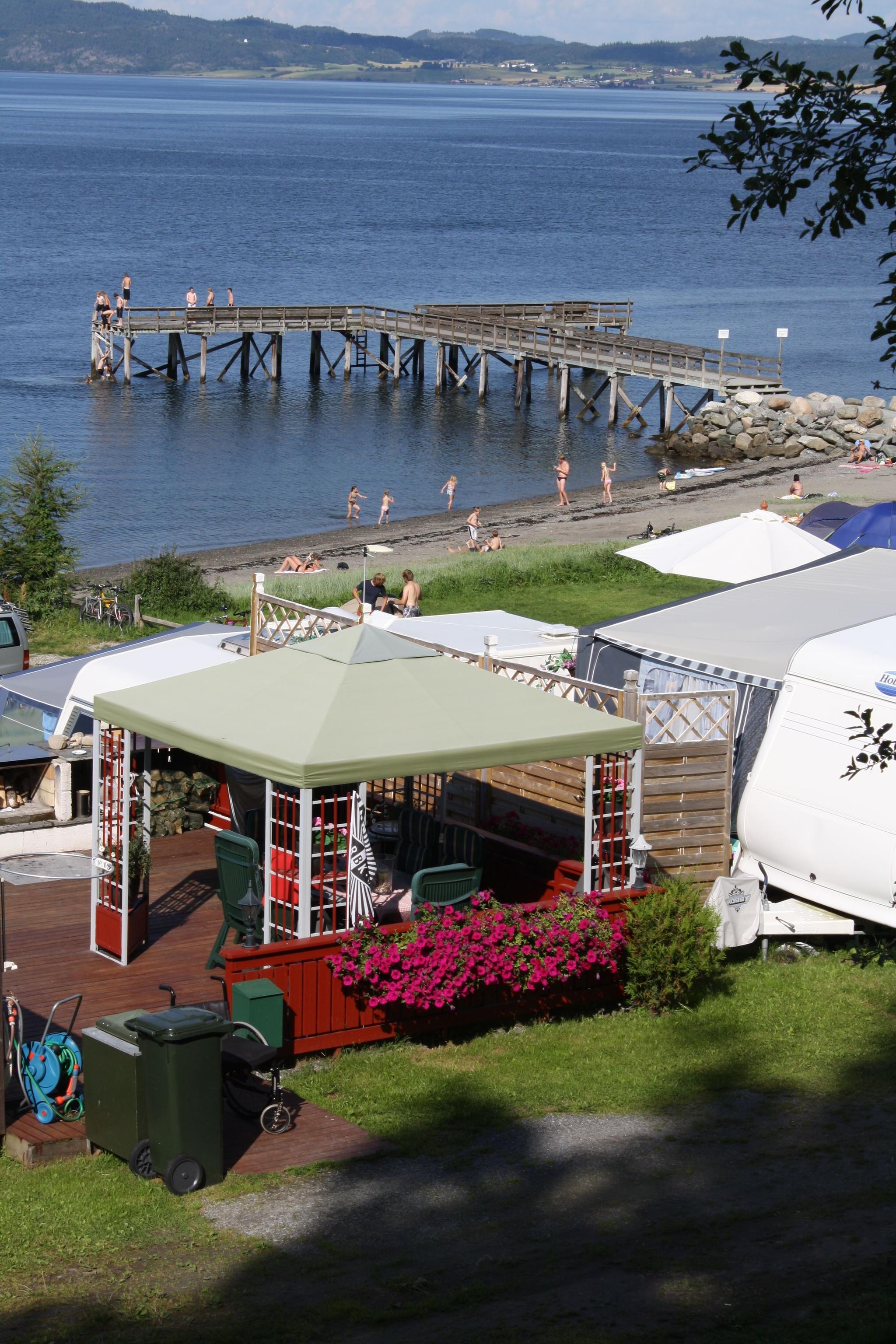 Campingplass, brygge og strand på Storsand Gård Camping