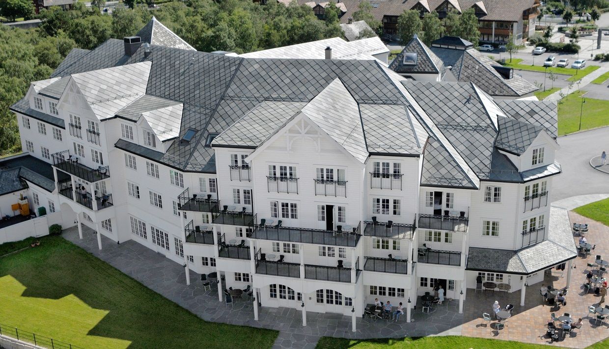Et dronebilde av hotellet sett fra utsiden.